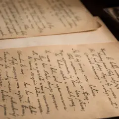 Rękopisy, być może dzieła przedstawicieli awangardy krakowskiej, leżą obok piór i ołówków.
