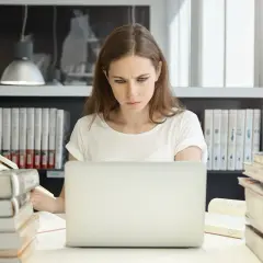Gdzie szukać literatury do pracy licencjackiej – najlepsze źródła i porady