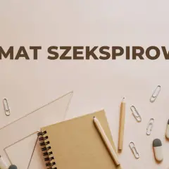 Dramat szekspirowski cechy: notatnik, ołówki, linijka, spinacze i mała czapka absolwenta.