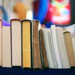 Co to literatura obyczajowa? Definicja, przykłady i różnice od innych gatunków