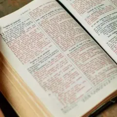 Czy Biblia to literatura? Analiza jej cech i wpływu na kulturę