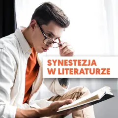 Młody mężczyzna w okularach czyta książkę. Tekst na obrazie wyjaśnia, co to synestezja w literaturze, opisując zjawisko przenikania się zmysłów w tekstach.