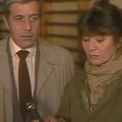 Mężczyzna w płaszczu i kobieta w wojskowej kurtce, jakby bohaterowie zdążyć przed panem bogiem, patrzą w dół, być może na mikrofon.