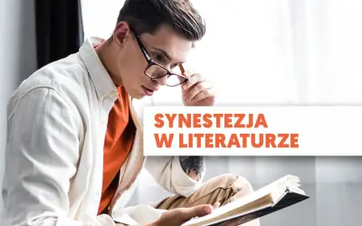Młody mężczyzna w okularach czyta książkę. Tekst na obrazie wyjaśnia, co to synestezja w literaturze, opisując zjawisko przenikania się zmysłów w tekstach.