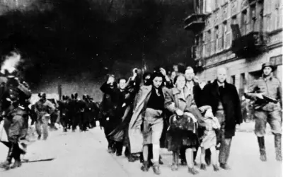 Teodozja Goliborska zdążyć przed Panem Bogiem, idąc ulicą wśród ludzi i żołnierzy.