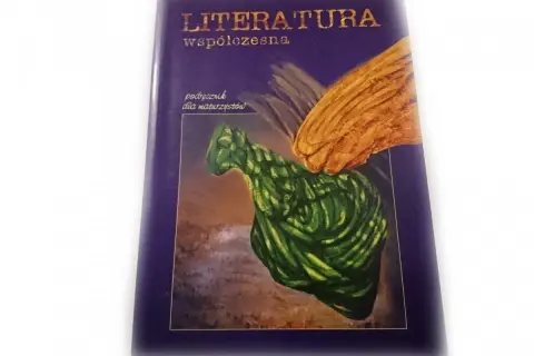 Okładka książki "Literatura współczesna" z podtytułem "podręcznik dla maturzystów". Obok zielonej, abstrakcyjnej formy widnieje złote skrzydło.