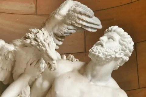 Rzeźba przedstawia orła atakującego brodatego mężczyznę. Czy to Prometeusz, którego kto stworzył człowieka w mitologii greckiej?