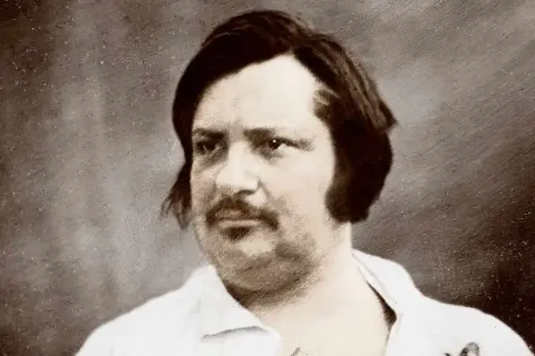 Portret Honoriusza de Balzaca w białej koszuli, z ciemnymi włosami i wąsami.
