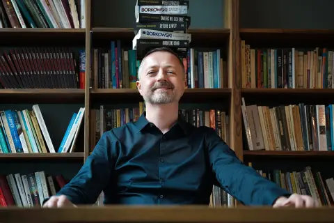 Dlaczego literaturze nie wystarcza język literacki w nowoczesnym świecie?