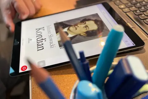 Na tablecie widnieje portret Juliusza Słowackiego i tytuł "Kordian". To idealny kontekst do analizy dzieła.