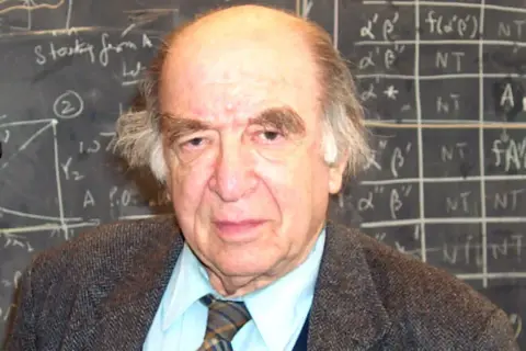 Profesor z tablicą pełną wzorów, jak wielu polskich noblistów, poświęcił życie nauce.