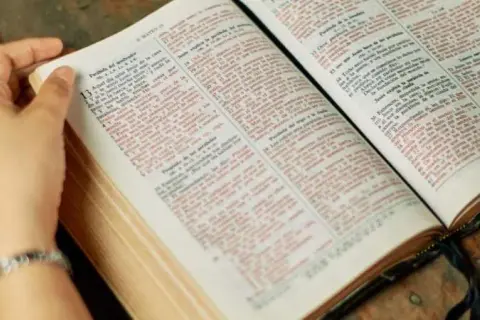 Czy Biblia to literatura? Analiza jej cech i wpływu na kulturę