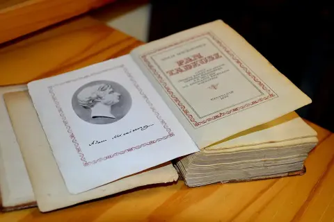Otwarta księga "Pan Tadeusz" Adama Mickiewicza, arcydzieło polskiej literatury, które jest przykładem, czym jest epopeja narodowa.