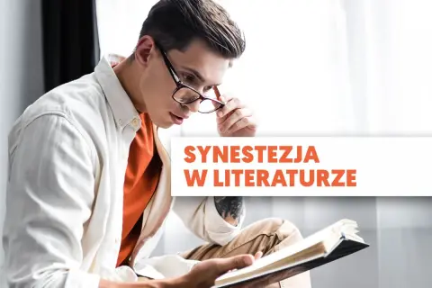 Młody mężczyzna w okularach czyta książkę. Tekst na obrazie wyjaśnia, co to synestezja w literaturze, opisując zjawisko przenikania się zmysłów w tekstach.
