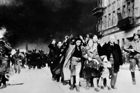 Teodozja Goliborska zdążyć przed Panem Bogiem, idąc ulicą wśród ludzi i żołnierzy.