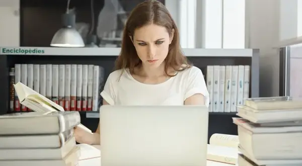 Gdzie szukać literatury do pracy licencjackiej – najlepsze źródła i porady