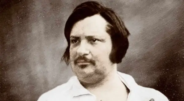 Portret Honoriusza de Balzaca w białej koszuli, z ciemnymi włosami i wąsami.