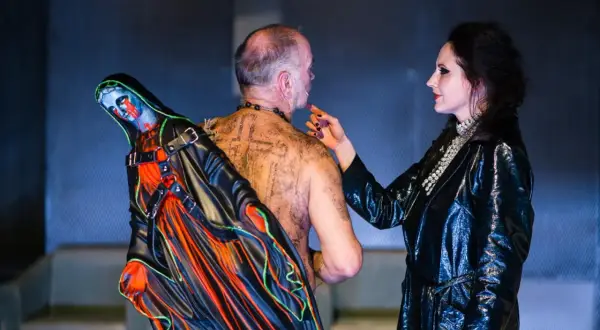 Lilla Weneda: bohaterowie w mrocznych strojach, z makijażem i tatuażami, tworzą niepokojącą scenę.