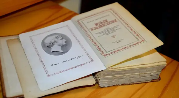 Otwarta księga "Pan Tadeusz" Adama Mickiewicza, arcydzieło polskiej literatury, które jest przykładem, czym jest epopeja narodowa.