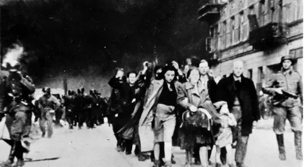 Teodozja Goliborska zdążyć przed Panem Bogiem, idąc ulicą wśród ludzi i żołnierzy.