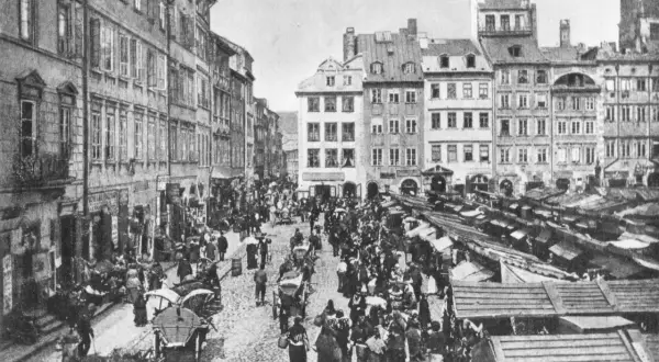 Tętniący życiem rynek, gdzie różne grupy społeczne w lalce handlują i spacerują wśród kamienic i straganów.