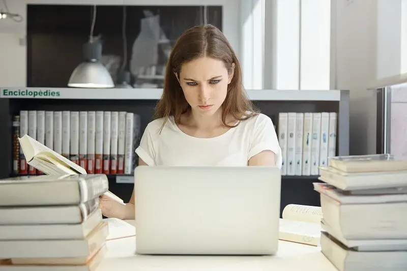 Gdzie szukać literatury do pracy licencjackiej – najlepsze źródła i porady