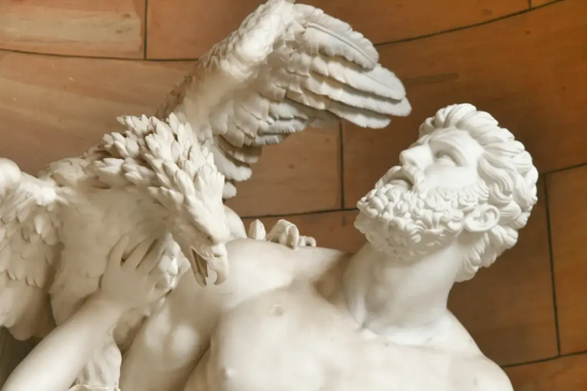 Rzeźba przedstawia orła atakującego brodatego mężczyznę. Czy to Prometeusz, którego kto stworzył człowieka w mitologii greckiej?