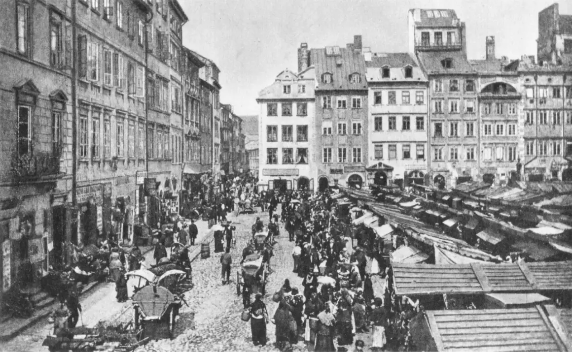 Tętniący życiem rynek, gdzie różne grupy społeczne w lalce handlują i spacerują wśród kamienic i straganów.