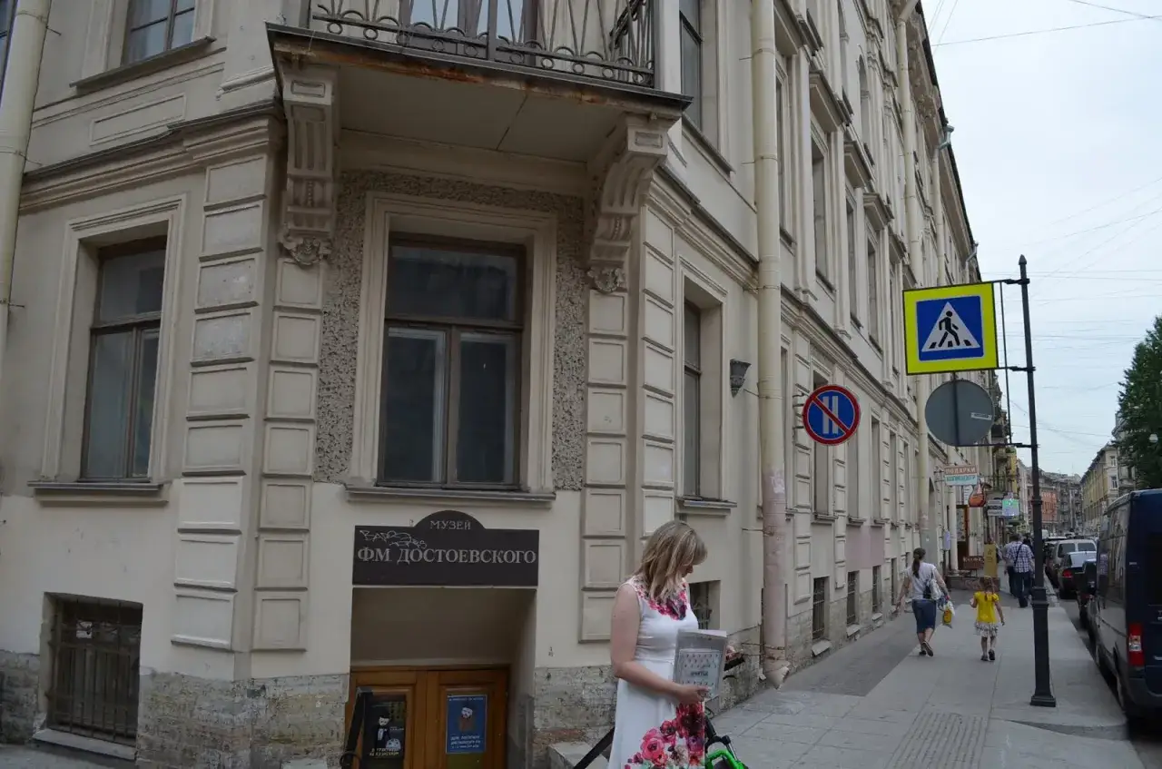 Kobieta z książką przed Muzeum F.M. Dostojewskiego, gdzie rozgrywa się akcja