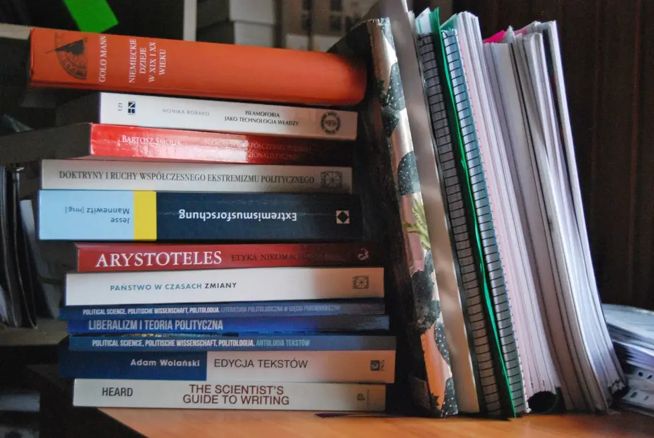 Zdjęcie Gdzie szukać literatury do pracy licencjackiej – najlepsze źródła i porady