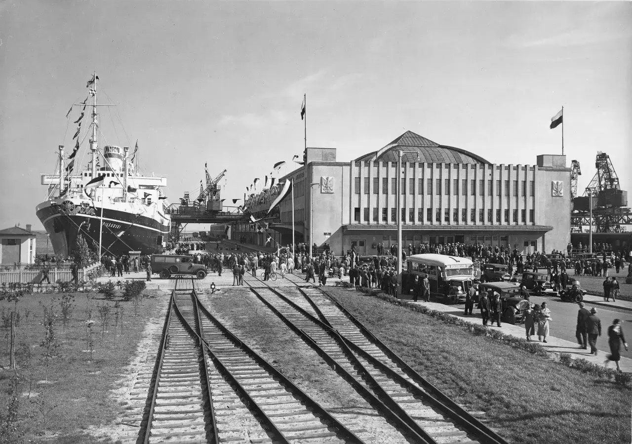 Gdynia, xx lecie międzywojenne. Statek 