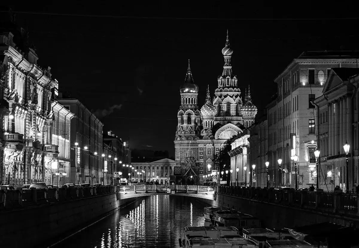 Nocny Petersburg, kanał i cerkiew. Atmosfera jak z epoki